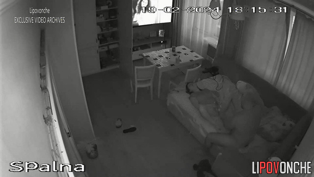 Bald man invited a bitch from a dating site at home and made her cunni