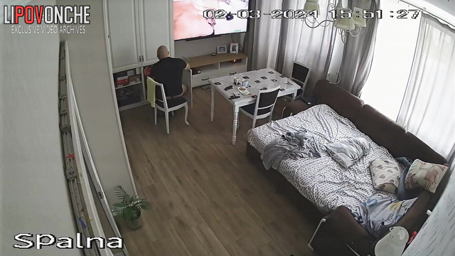 Bald guy jerking off on face-fuck video (hidden cam)