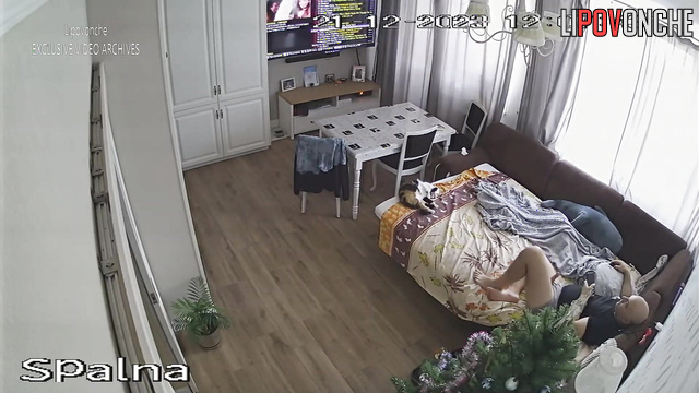 Bald guy watching porn and jerking off (he likes blowjob videos)