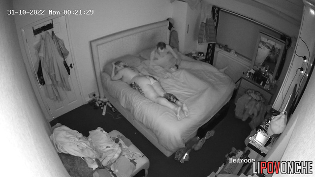 Tattooed MILF with big ass fucks skinny guy on bed in bedroom
