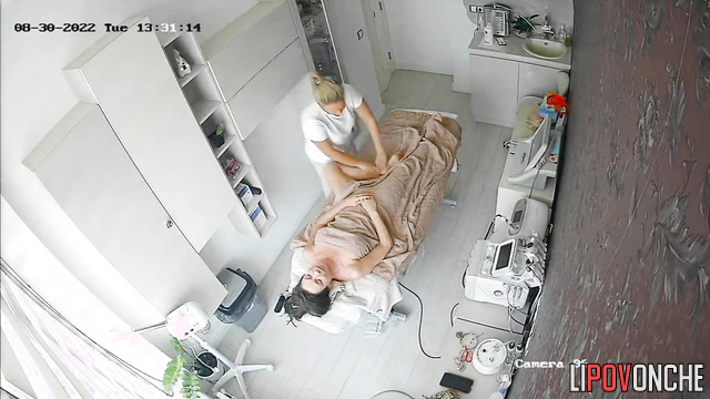 Brunette visited a massage parlor to become even sexier