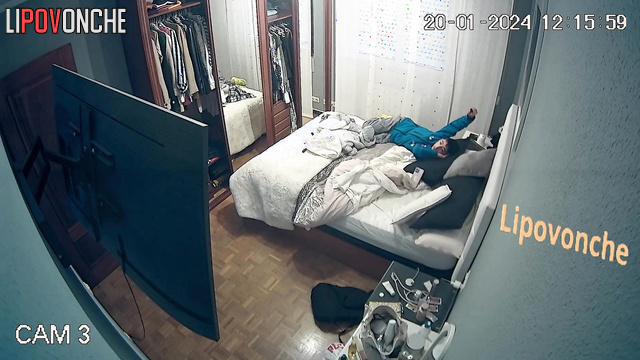 Older sister changed clothes to meet new stud after sleep