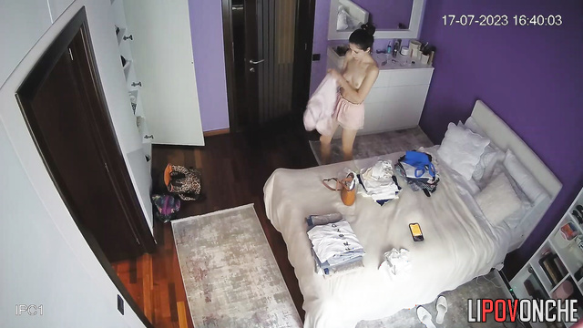 Skinny lady wants to dress pretty sexy (video from bedroom)