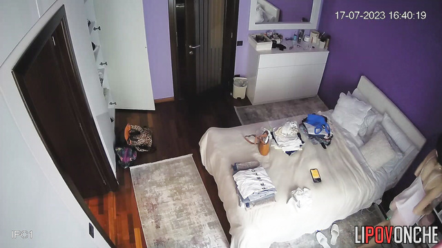 Skinny lady wants to dress pretty sexy (video from bedroom)