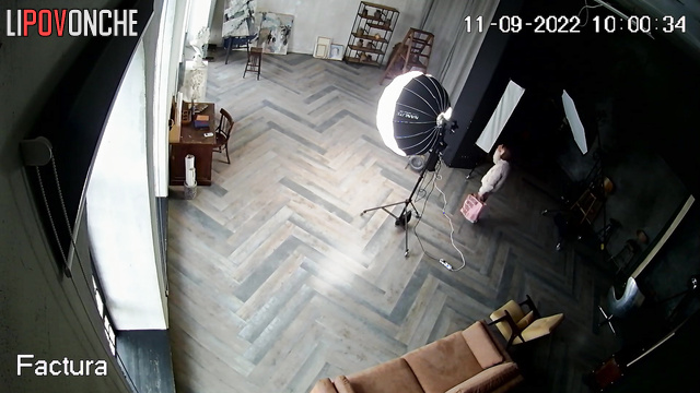 Beauty came to a photo shoot to loosen up - hidden camera