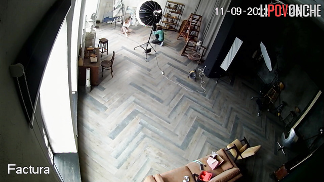 Beauty came to a photo shoot to loosen up - hidden camera