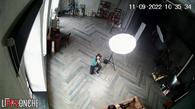 Beauty came to a photo shoot to loosen up - hidden camera