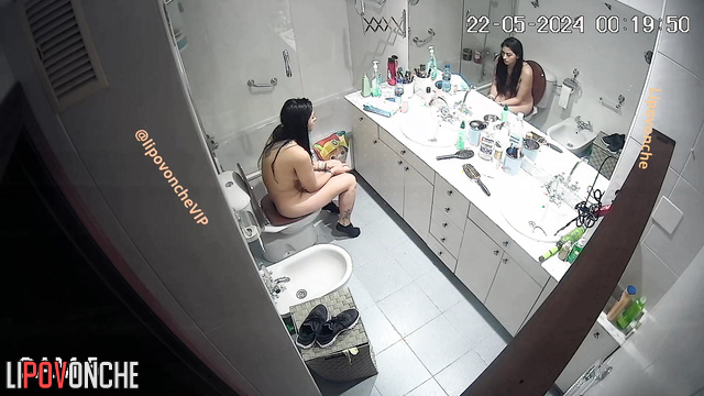 Babe carefully watching how she peeing (hot bath tape)