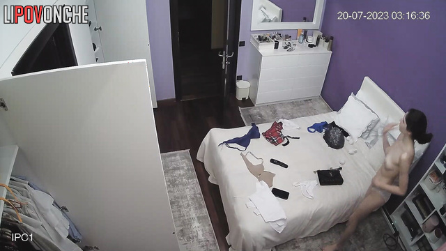 Babe wants to dress sexy for last school party