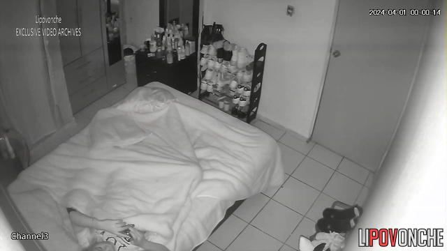 Dirty lady masturbated under sheets (she imagined a big cock)