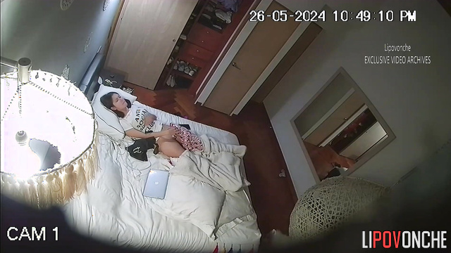 Single brunette playing with herself so sweet
