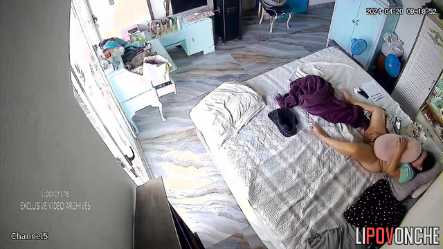 Guy fucking fat sweaty babe on his bed (long and cool sex)