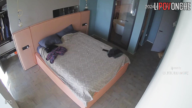 Naked couple having fun in the hotel (hidden cam)