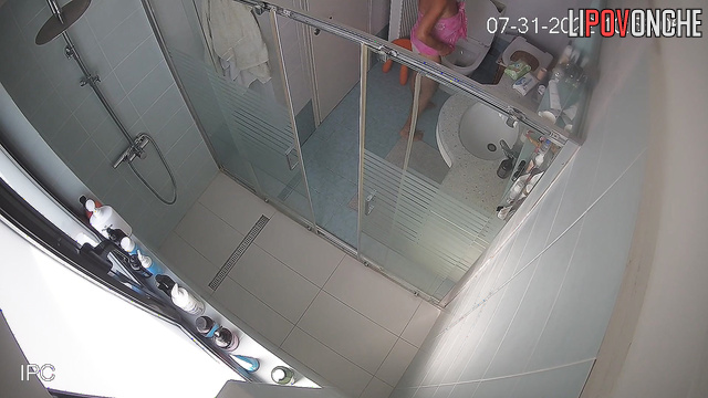 Naked blonde peeing and doesn’t suspect that she’s being filmed