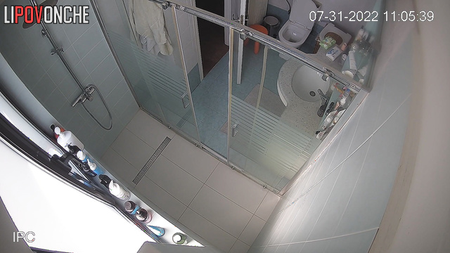 Naked blonde peeing and doesn’t suspect that she’s being filmed