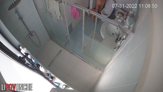 Naked blonde peeing and doesn’t suspect that she’s being filmed