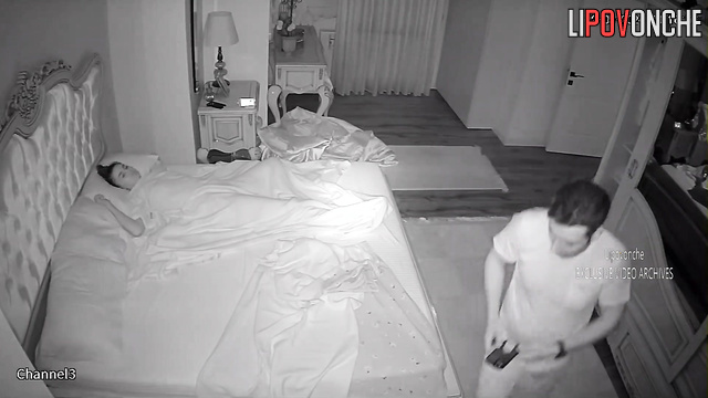Bedroom sex tape - guy pleasing her in different ways