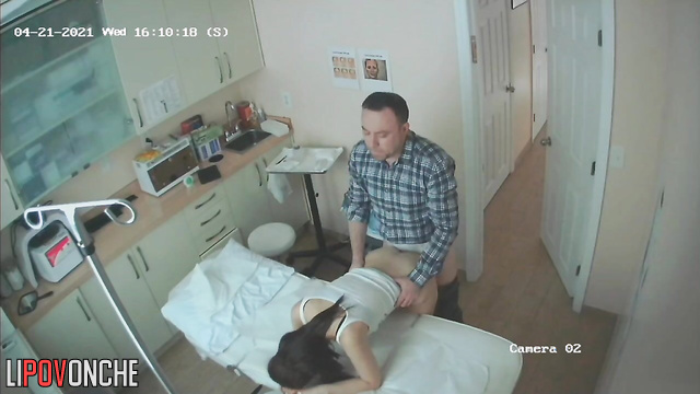 Beauty invited a massage therapist to visit, and he fucked her