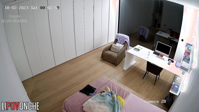 Usual routine of a mother and daughter / bedroom hidden cam