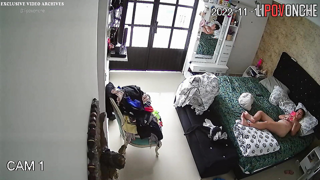 Funny bedroom routine between two naked relatives