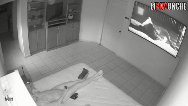 Lonely babe fucking herself with fingers in the pussy