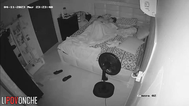 He invited her under the blanket (hidden video)