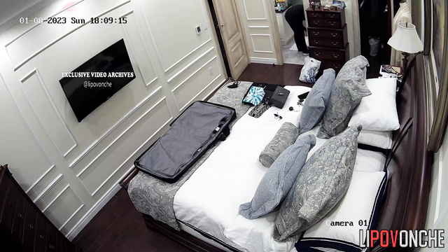 Blonde is going on a romantic trip with rich lover