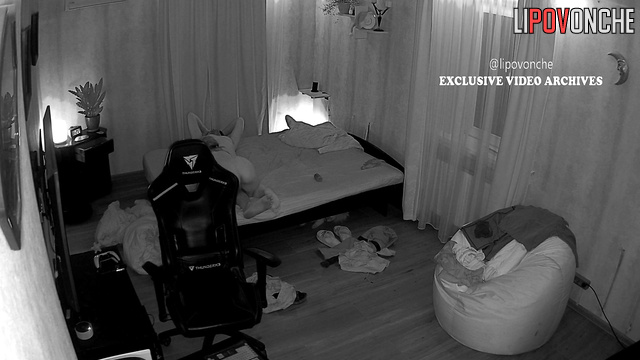 Long oral sex session on the dirty bed / hidden video