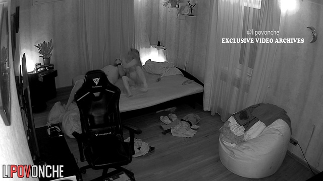 Long oral sex session on the dirty bed / hidden video