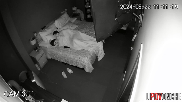 Brunet fucking her lazy under the blanker - night tape