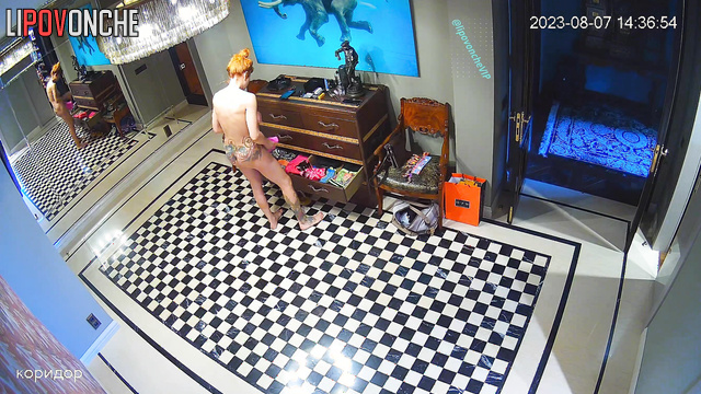 Couple dressing fast in the corridor (live video)