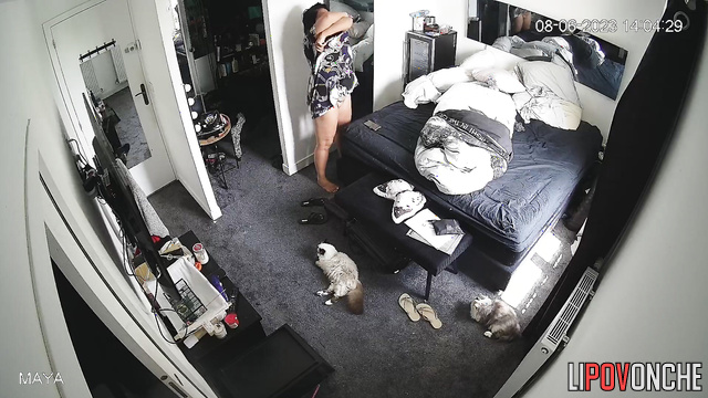 Chubby gorgeous lady dressing fast (live video)