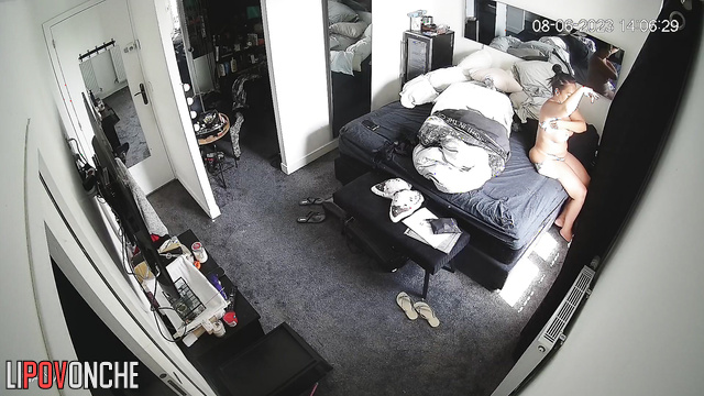 Chubby gorgeous lady dressing fast (live video)