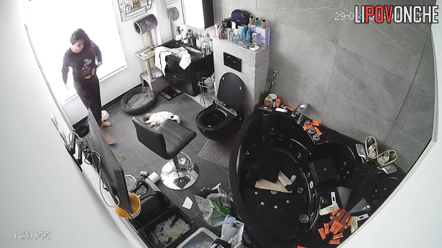 She peeing and missing cool cunnilingus, live video