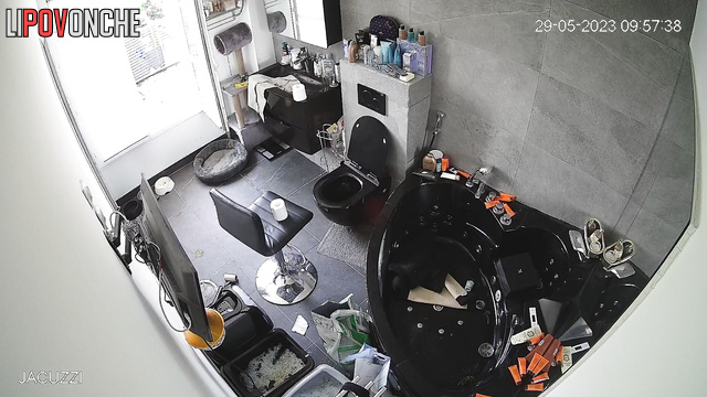 She peeing and missing cool cunnilingus, live video