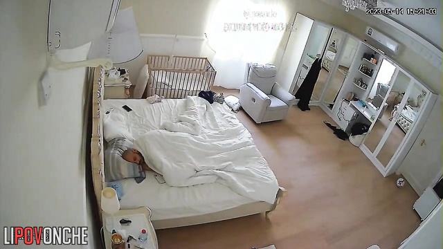 Sleeping people are being watched (hidden camera)