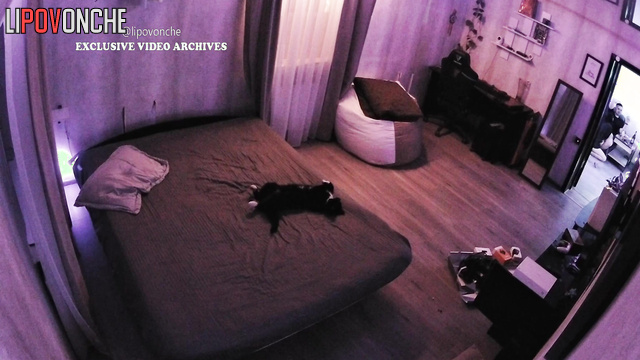 Oral sex on the dirty sheets (bedroom live video)