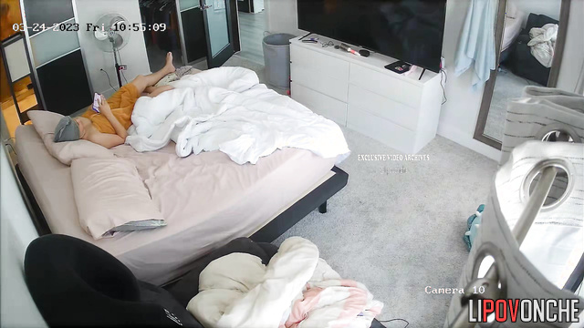 Babe relaxing with her phone after bathroom (watch now)