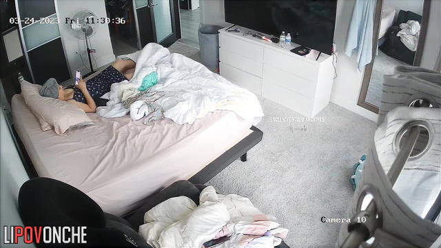 Babe relaxing with her phone after bathroom (watch now)