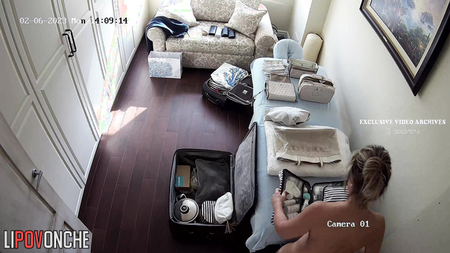 Bitch unpacking her things after a hottest long trip