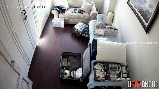 Bitch unpacking her things after a hottest long trip