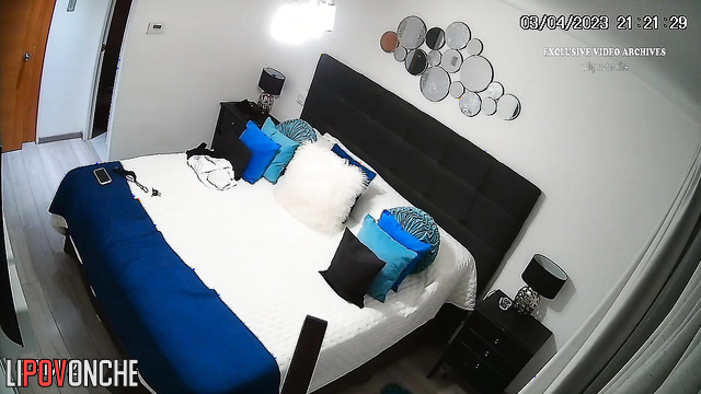 Bitch chatting with her fucker without panties - hidden video