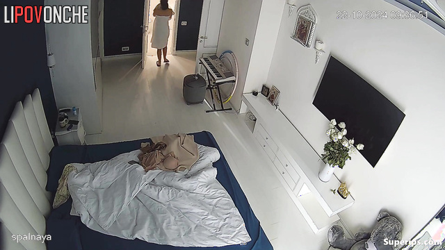Naked and sexy babe is alone in the room (video)