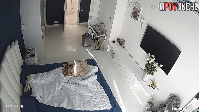 Naked and sexy babe is alone in the room (video)