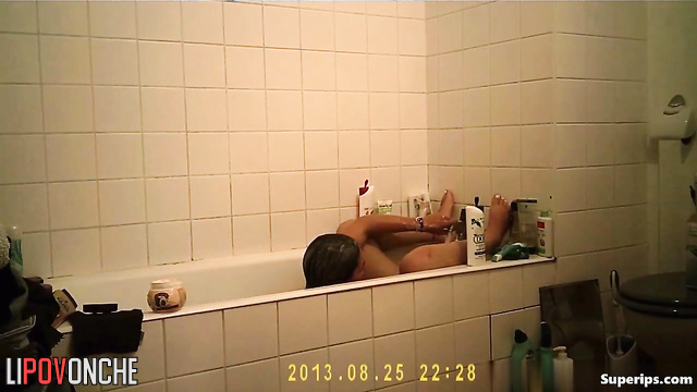 She masturbating under the running tap (live video)