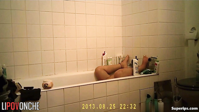 She masturbating under the running tap (live video)