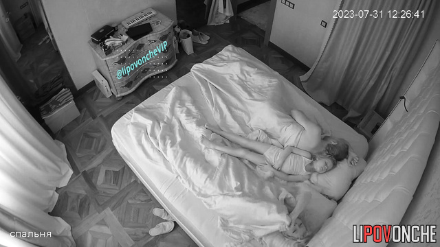 Family relaxing together in the bedroom (live)