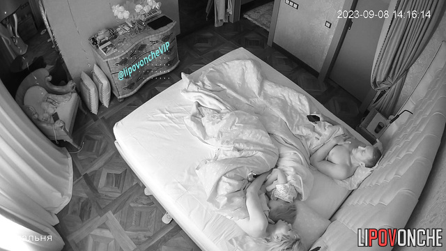 Skinny redhead babe sleeping with her relatives