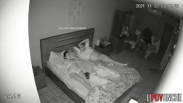 Fat man fucked a skinny brunette in the bedroom / night video