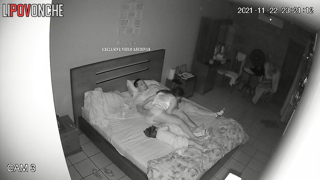 Fat man fucked a skinny brunette in the bedroom / night video